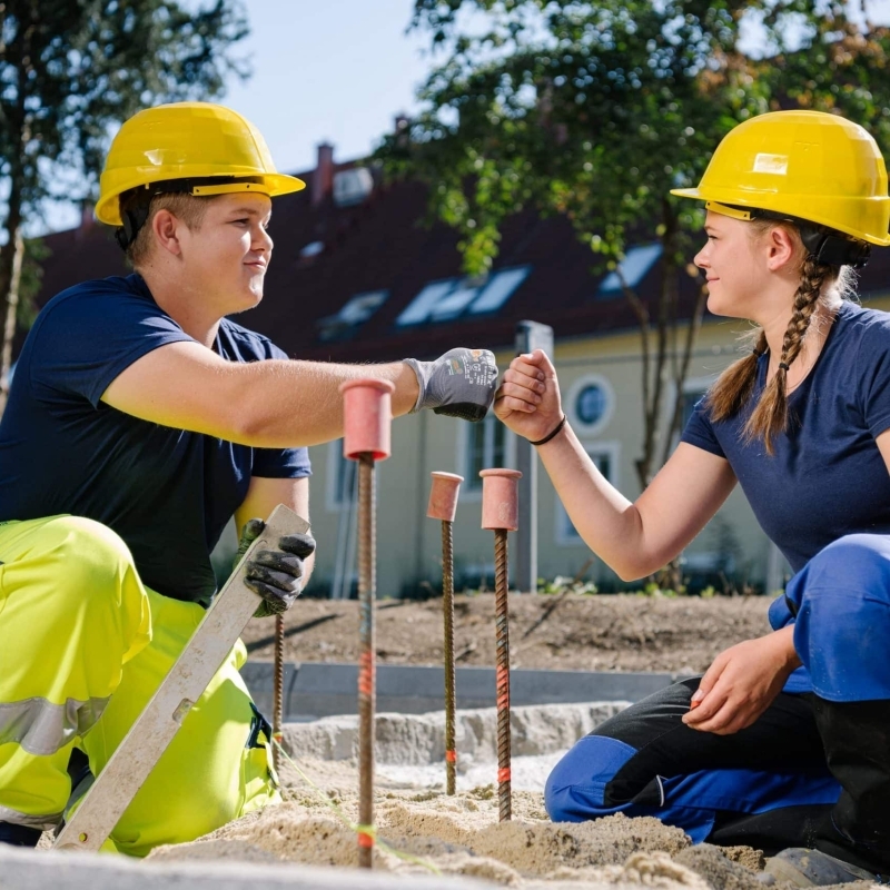 HABAU Lehrlinge arbeiten gemeinsam auf der Baustelle